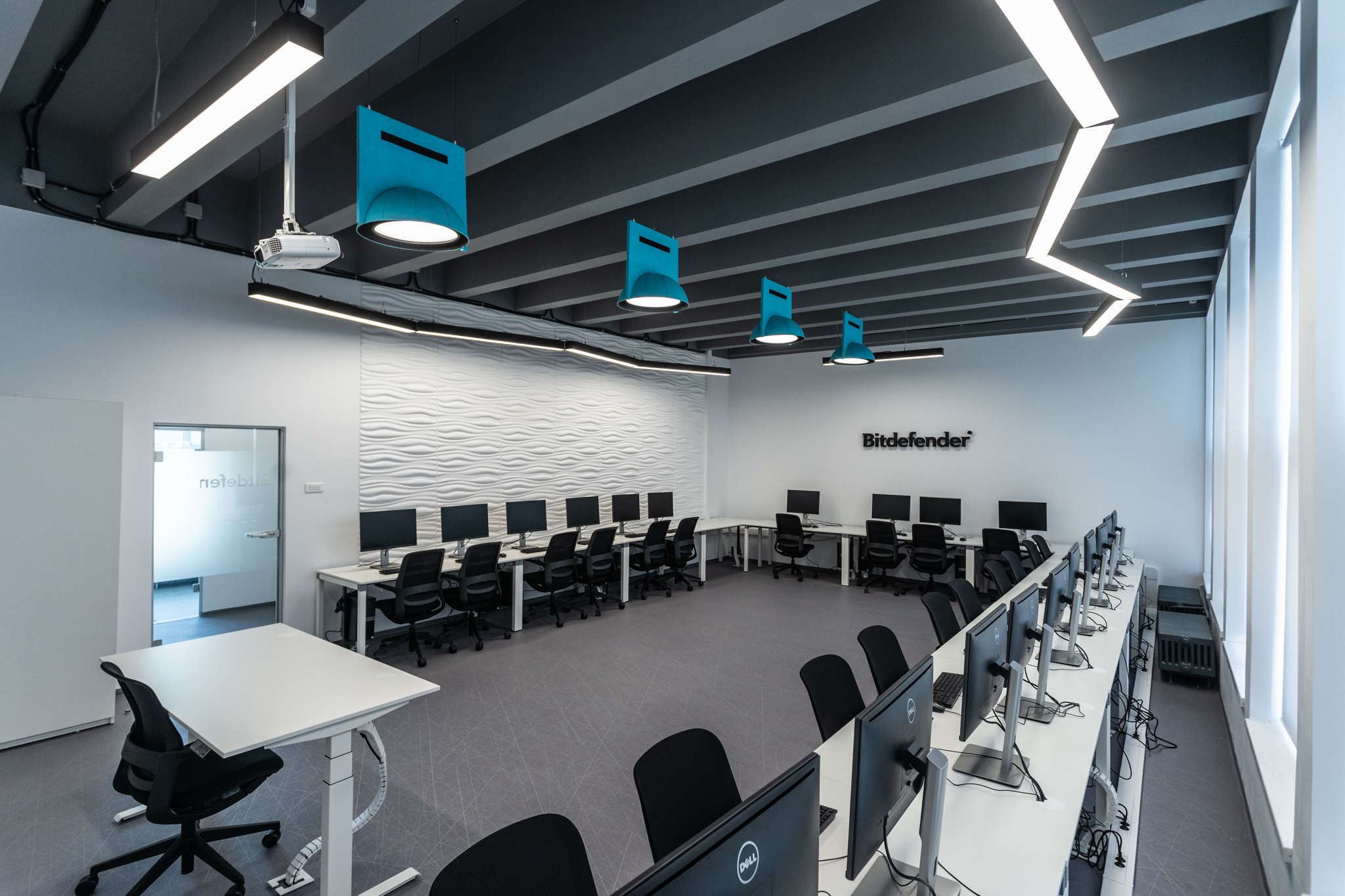 Bitdefender a investit peste 50.000 de euro în modernizarea unui laborator de informatică de la Politehnica. Florin Talpeș: „E o nouă confirmare că parteneriatele pe termen lung între universități și companii funcționează în beneficiul studenților și îi ajută să devină tot mai competitivi”