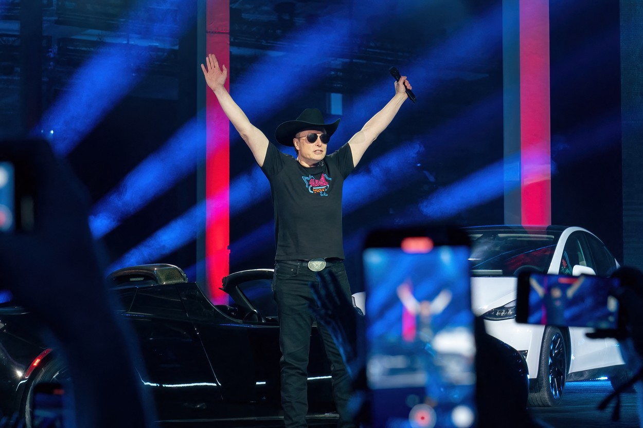 Elon Musk a vândut acțiuni Tesla de 8,4 miliarde de dolari după ce a anunțat că va cumpăra Twitter. Valoarea tranzacțiilor, la 3,3% din averea netă a miliardarului