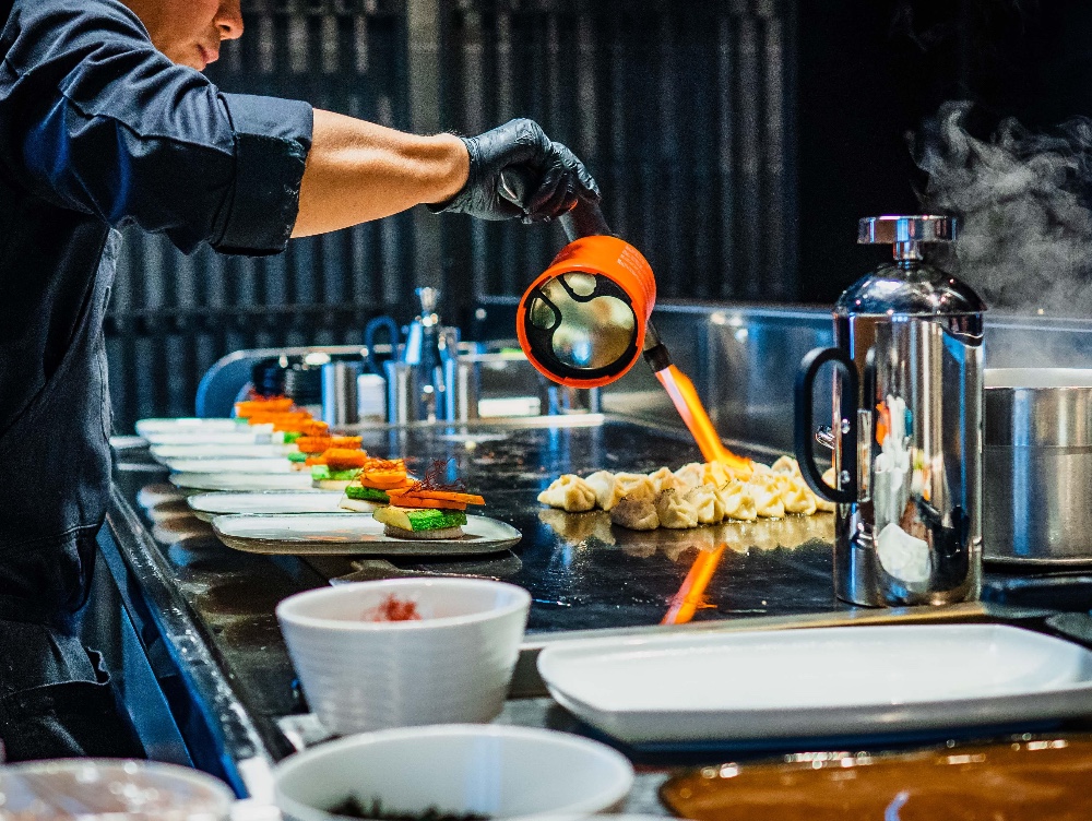 Cum a ajuns un ajutor de bucătar să construiască un imperiu cu 3.000 de restaurante și aproape 65.000 de angajați cu banii împrumutați de la rude și prieteni