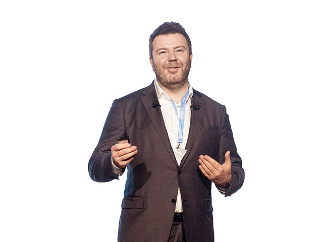 Dezvăluire din rapoarte: Daniel Dines, IT-istul din Onești care a scris istorie prin listarea UiPath pe Wall Street, și-a dat un salariu de doar 500 de dolari pe lună în 2021 și nu a vrut să ia bonus. El are totuși un pachet de beneficii de 660.000 de dolari, din care 60% se duce pe bodyguarzi