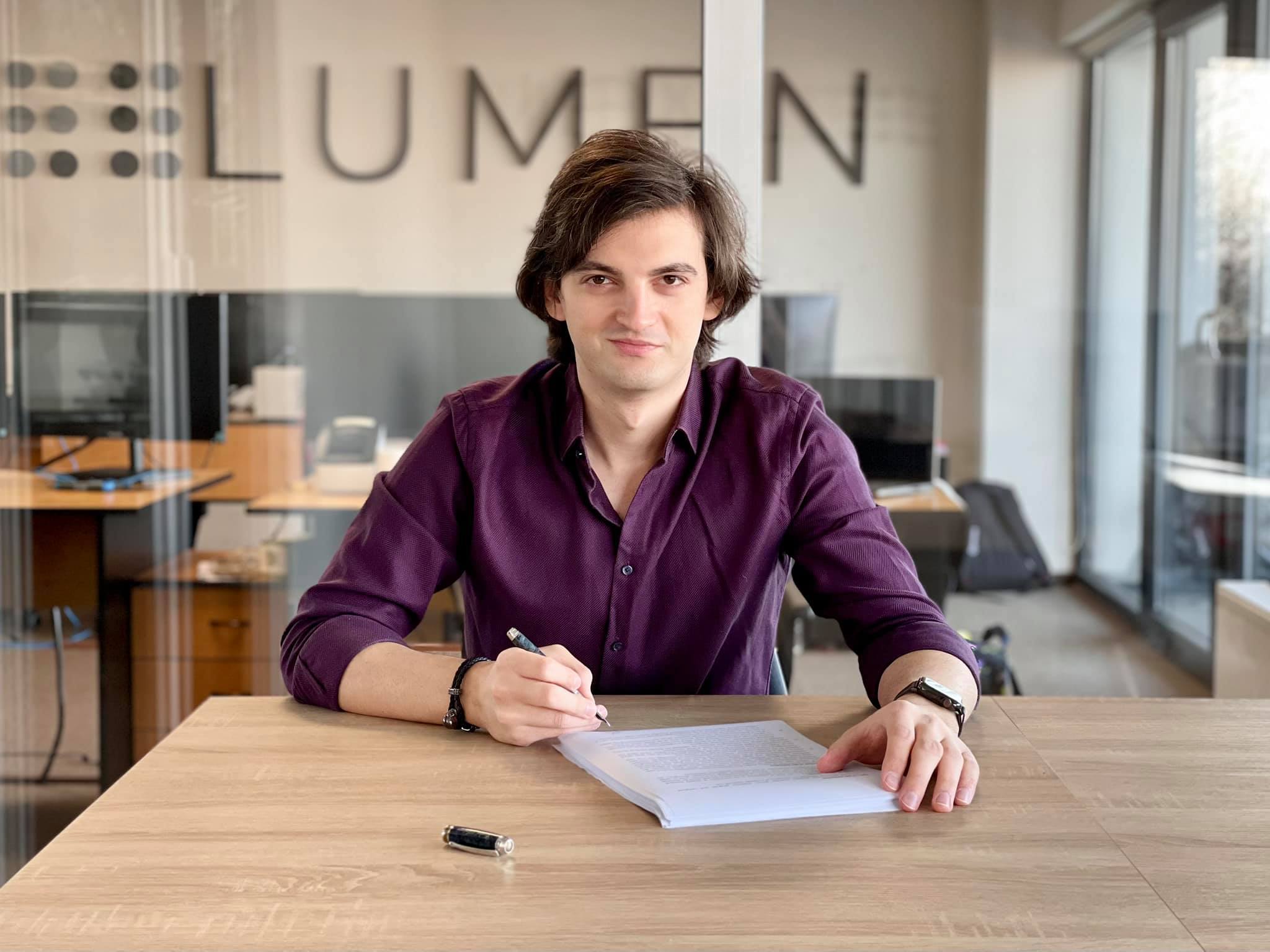 Cine este inventatorul de 27 de ani din România care schimbă lumea cu invenția lui. El a creat obiectul care ar putea ajuta milioane de oameni care suferă de această problemă