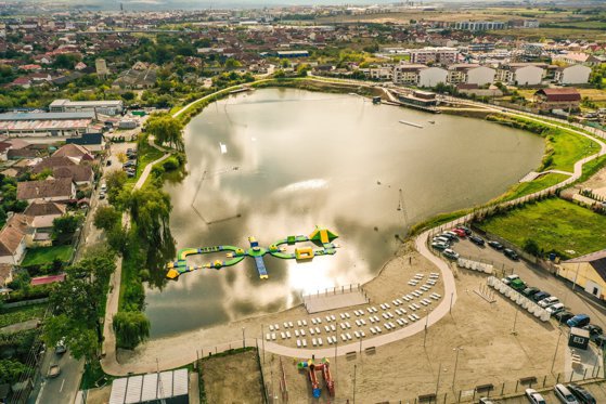 Cum arată cel mai nou loc pentru sport și agrement din România care se deschide săptămâna viitoare. Vizitatorii se vor bucura de sporturi nautice, plajă cu nisip și plajă verde la munte - VIDEO
