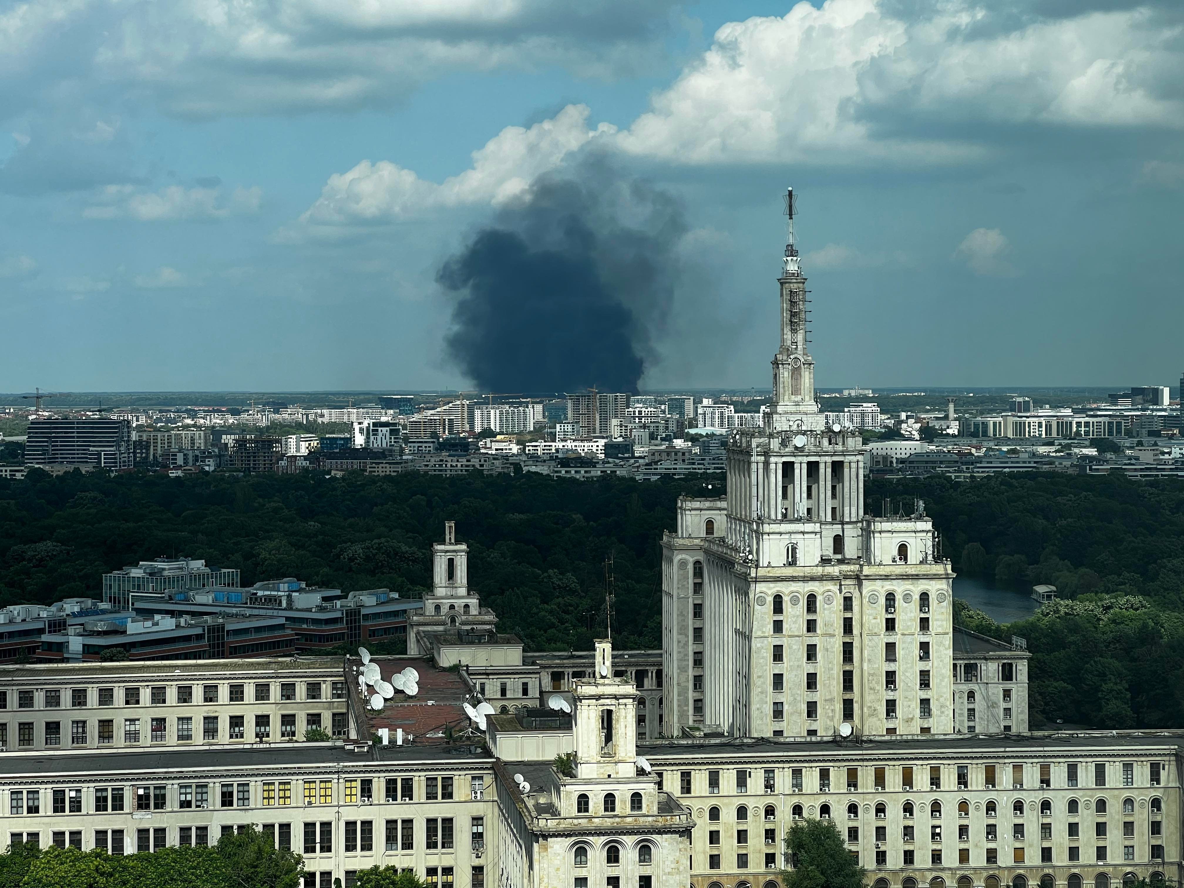 Incendiu uriaș într-o zonă comercială din nordul Capitalei