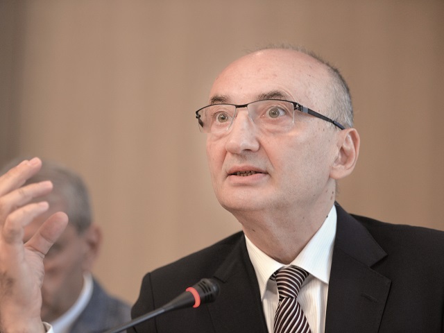 S-a declanșat un nou război între șefii BNR și patronii români de firme, care sunt acuzați că își devalizează propriile firme. “Atâta timp cât ai arbitrariul în aplicarea legii, nu vrei să ai poprire pe bunurile firmei, după care să intri în procese vreo trei ani. Fiecare se apără cu banii la el, nu în firmă.”