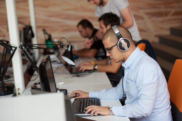Fericirea românilor depinde de satisfacția la job. Împlinirea profesională, pusă pe primul loc