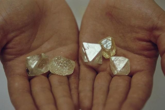O problemă de miliarde de dolari: Sancțiunile americane împotriva Rusiei aruncă în aer industria diamantelor și îi împing pe patronii businessurilor de lux la gesturi disperate. India, numărul unu mondial în industria pietrelor prețioase, iese cea mai șifonată din tangoul Biden-Putin