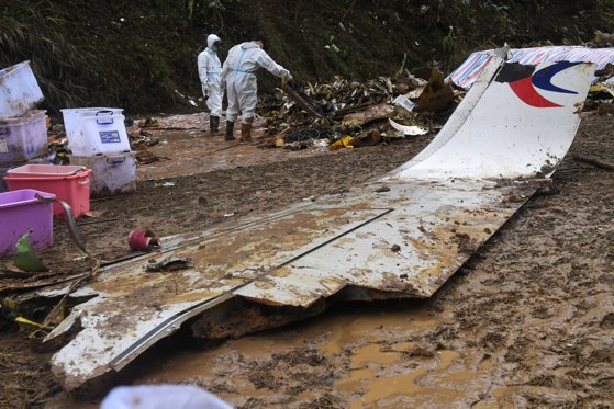 Răstunare de situație în cazul accidentului aviatic în care au murit 132 de oameni în China. Avionul ar fi fost prăbușit intenționat