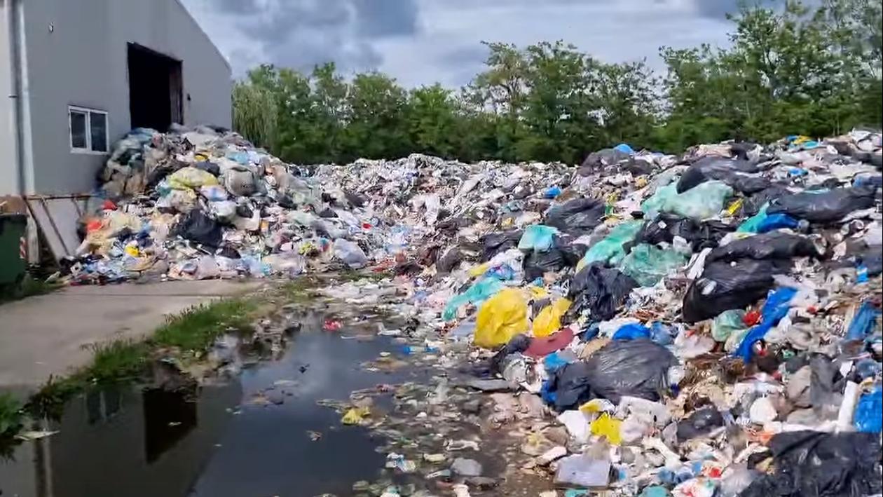 Orașul din România amenințat de criza gunoaielor; o parte din angajații de la salubritate intră în șomaj