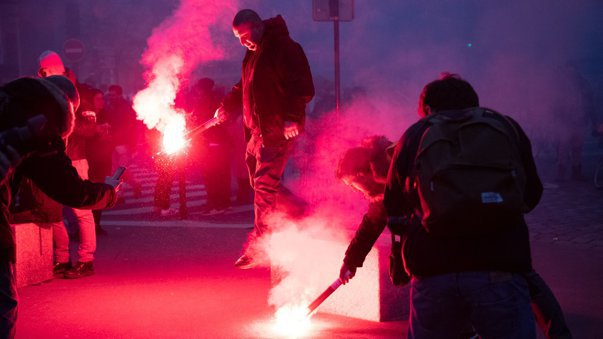 Sute de mii de persoane au protestat în Franța / Agenți de poliție, răniți în violențe