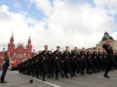 Mesaj anti-război pe canalele TV din Rusia care transmiteau parada de Ziua Victoriei