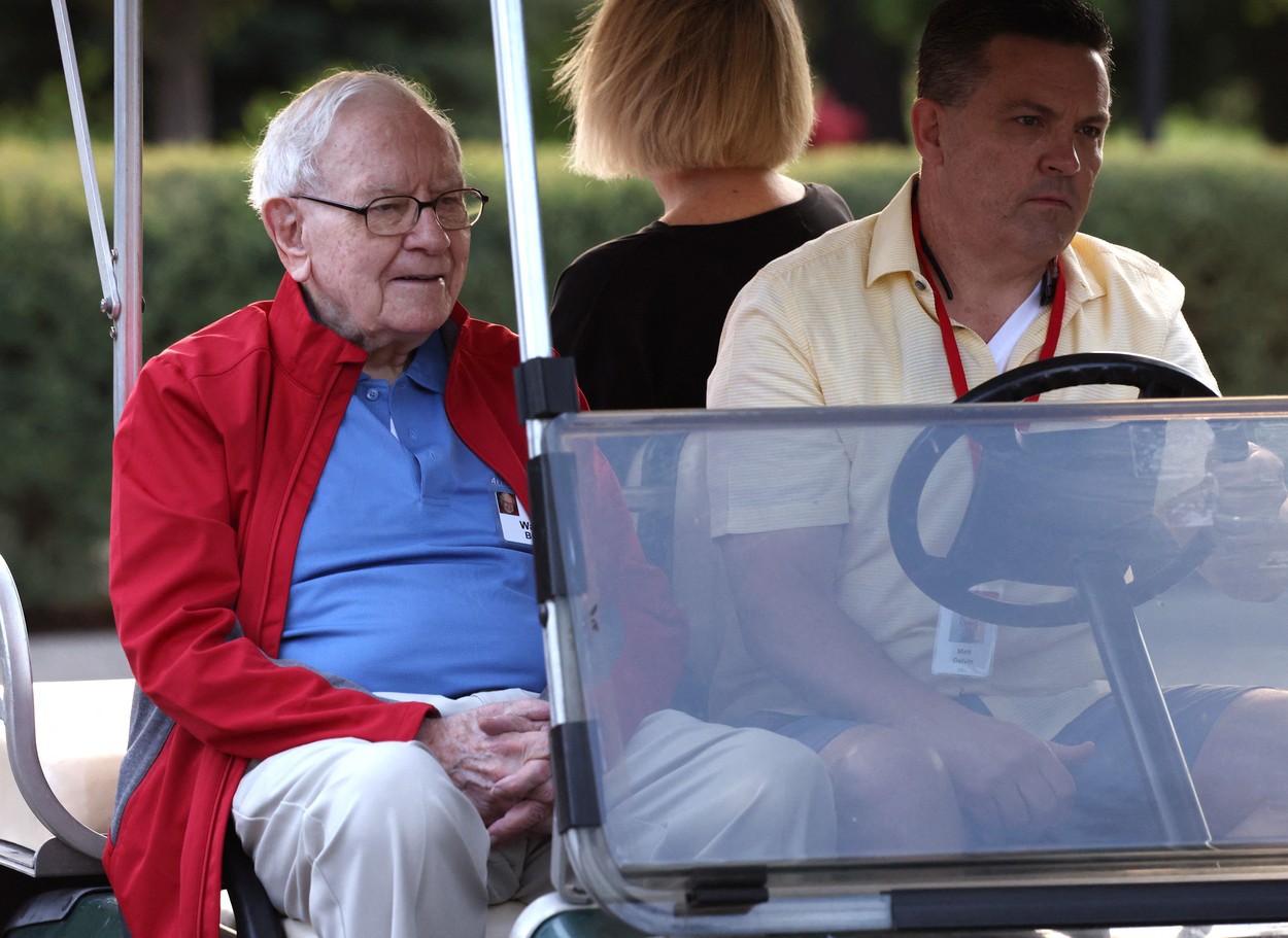 Warren Buffett, cel mai cunoscut investitor american, a dezvăluit la întâlnirea anuală a Berkshire Hathaway noi investiții majore, o participație semnificativă la Activision Blizzard, a condamnat excesele de pe Wall Street și a vorbit despre riscurile inflației și ale războiului nuclear
