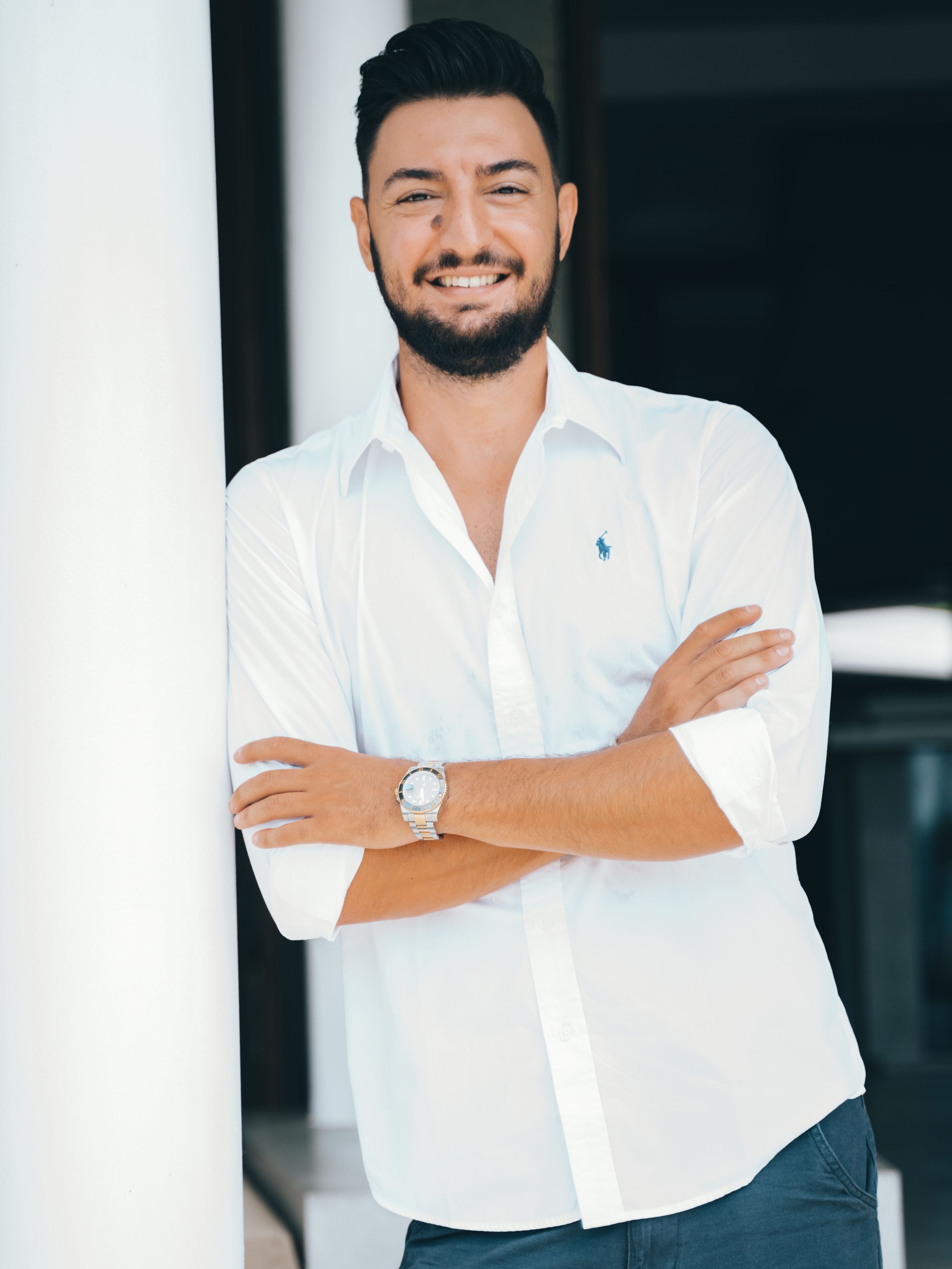 Cum a reușit un tânăr sibian care câștiga 300 de euro pe lună la un call center să își conducă propria afacere dintr-o superbă insulă exotică din Asia