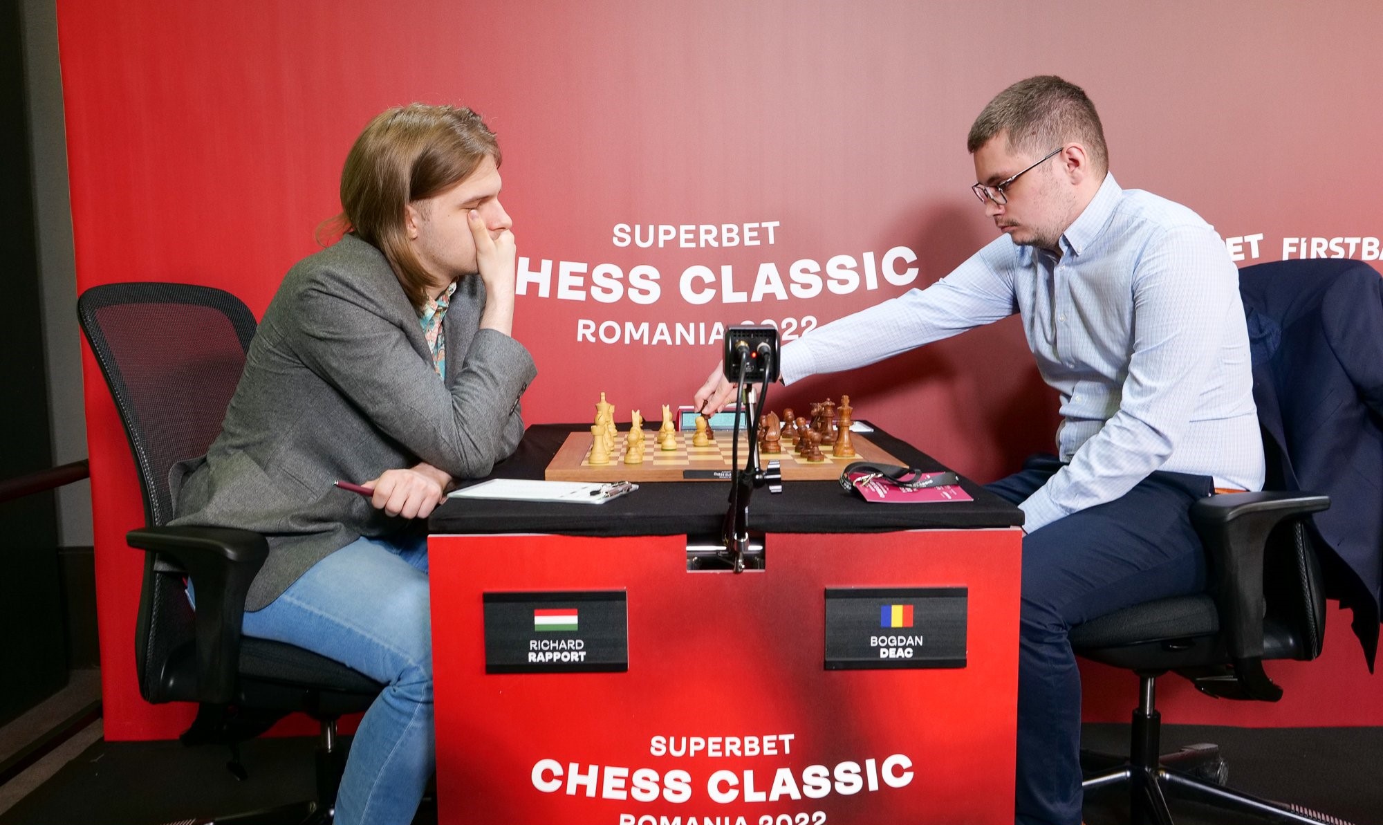 Bogdan Deac, cel mai bun șahist din România l-a învins în a treia etapă a turneului Grand Chess Tour 2022 (GCT) de la București pe cel mai bun șahit ungar, Richard Rapport, numărul șapte mondial