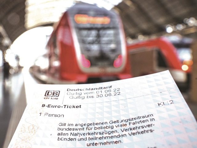 Transportul public gratuit merită? În Estonia nu a descurajat șofatul, dar îi ajută pe cei cu venituri mici, în Germania a fost introdus pentru economisirea carburanților, iar Lisabona îl vede ca pe un instrument de „justiție socială“
