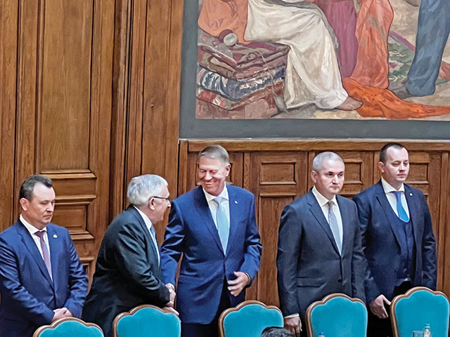Iohannis către bancheri și miniștri: România are nevoie de creșterea intermedierii financiare, de politici responsabile și reforme care să ofere reziliență economiei și de schimbarea modelului de dezvoltare în care investițiile să devină prioritatea zero