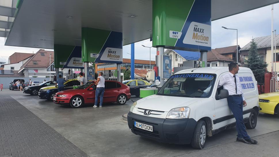 Proteste după explozia prețurilor la carburanți. Șoferii au blocat benzinăriile și au alimentat de 50 de bani