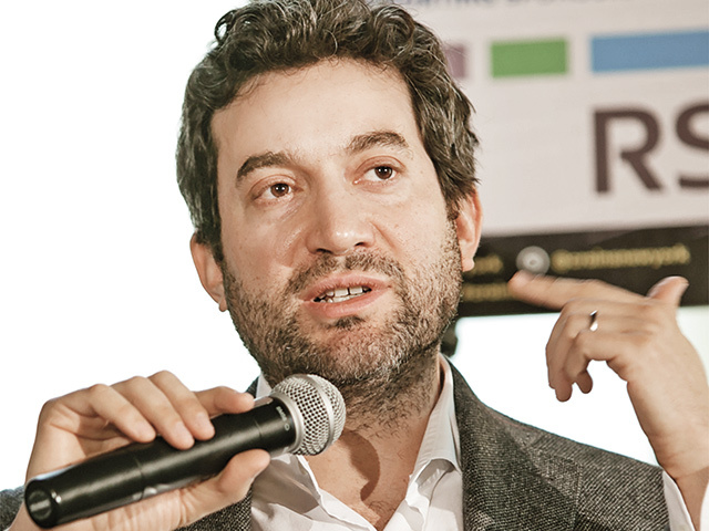 Capitalistul care, din pasiunea pentru fotografie și informatică, a creat o platformă folosită în prezent de utilizatori din întreaga lume