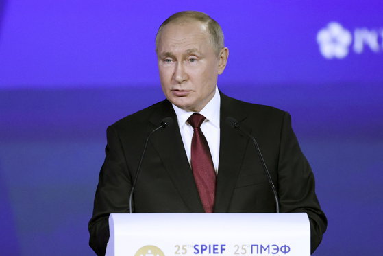 Discurs acid al lui Putin la Sankt Petersburg. Liderul Rusiei acuză Occidentul că încearcă să-i distrugă țara cu sancțiuni "stupide"