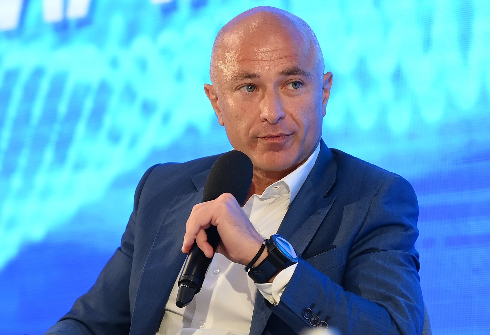 Mesajul unuia dintre cei mai puternici CEO din România: Eu nu sunt speriat dacă văd tineri care părăsesc țara. Întrebarea este cum să-i facem să se întoarcă
