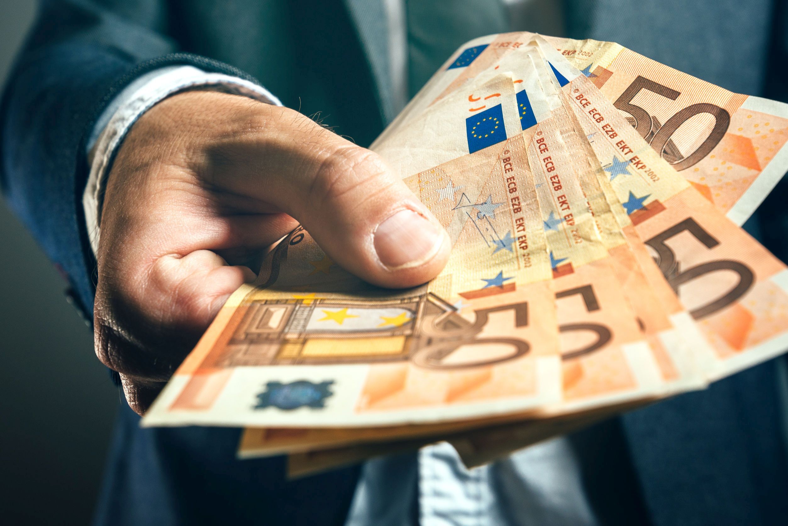 Antidotul pentru otrava inflației se află în mâinile europenilor înarmați cu saci de cash după doi ani de pandemie. Cu sute de miliarde în conturi ei rămân printre ultimele linii de apărare în fața recesiunii