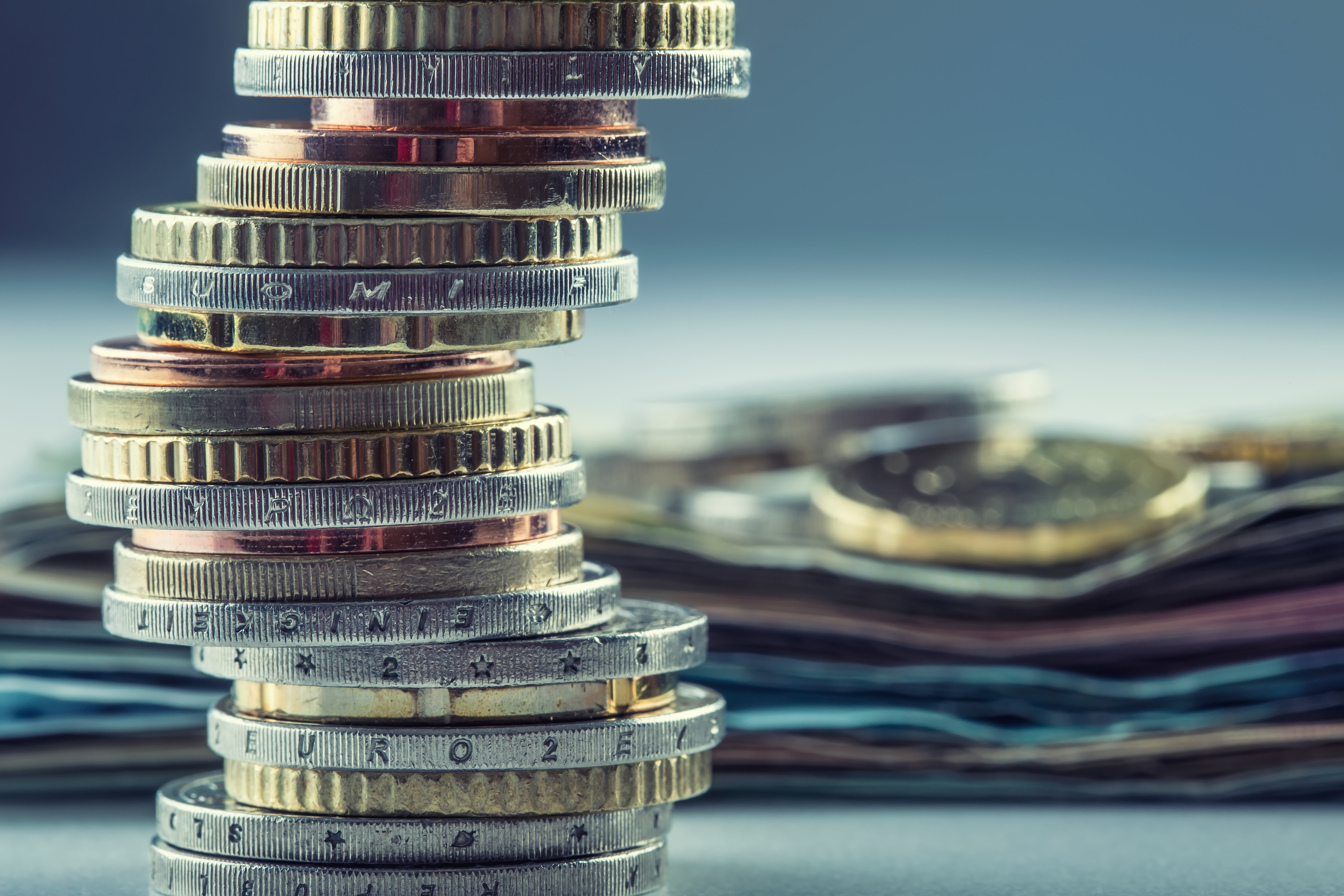 Românii vor cel mai mult introducerea monedei euro dintre locuitorii statelor care nu au aderat încă la ea, dar autoritățile au eșuat în acest proiect major
