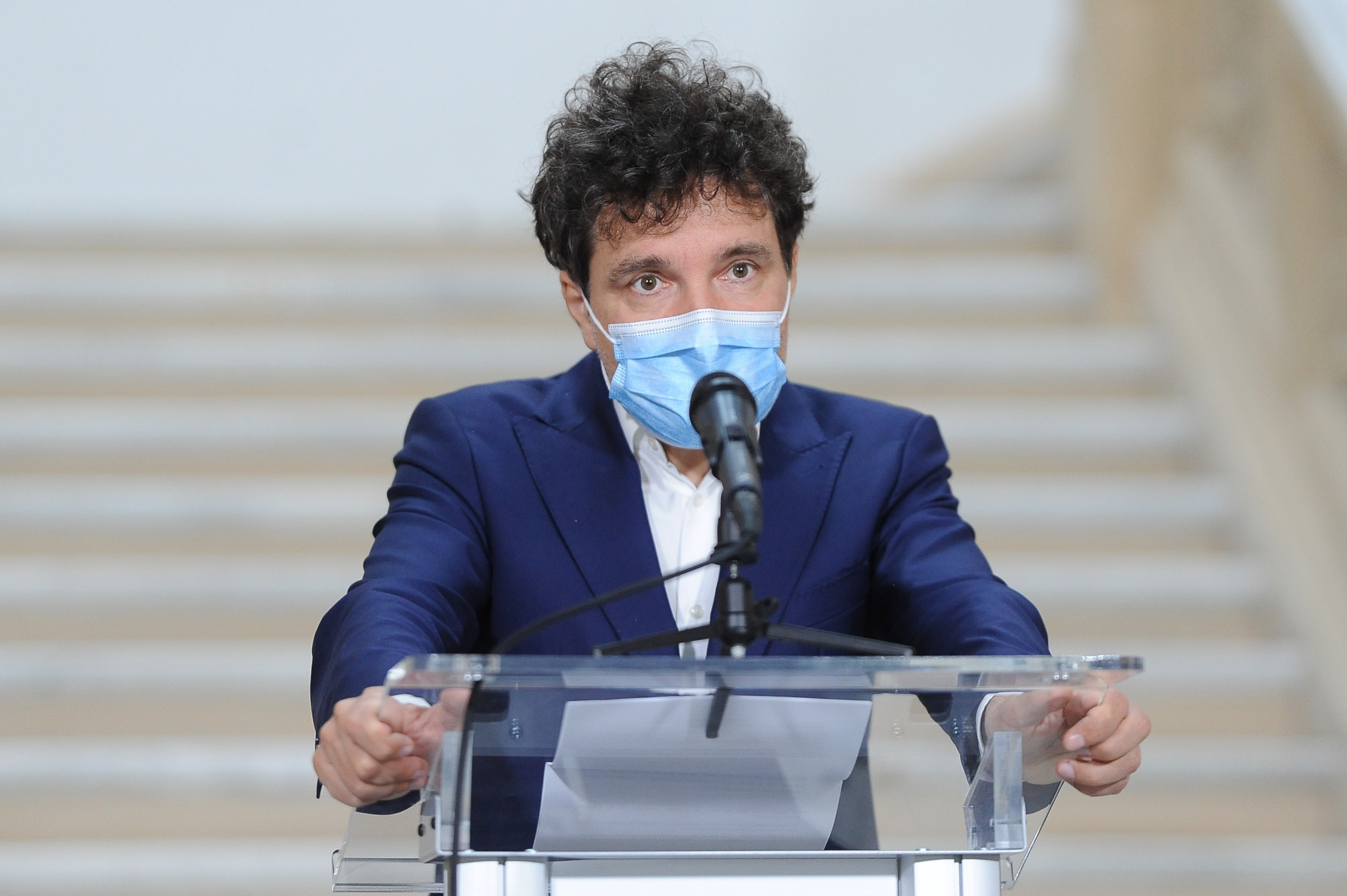 Nicușor Dan, despre stimulentul pentru cei se căsătoresc: Să lanseze Firea programul cu bani de la Guvern