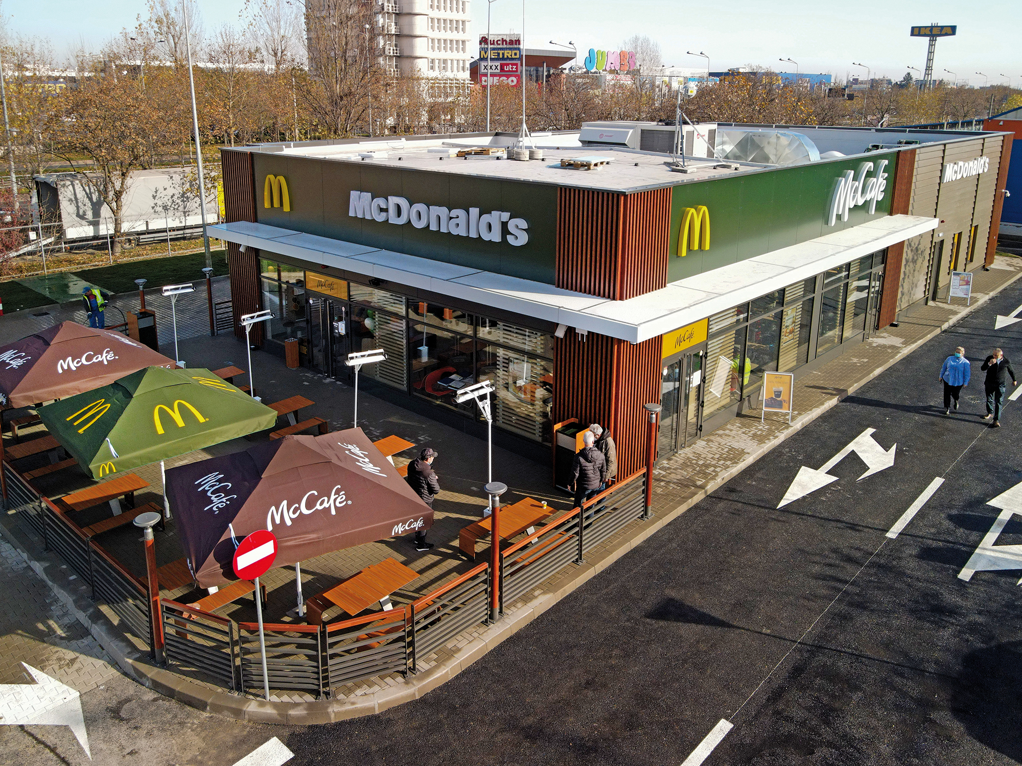 McDonald’s vrea să angajeze peste 1.000 de tineri în restaurantele din țară. Salariul unui lucrător comercial ajunge la 2.800 de lei net pe lună, iar al unui manager trainee poate atinge 3.700 de lei