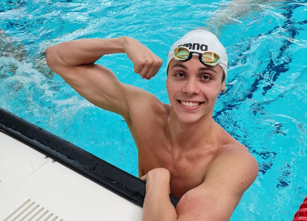 Venind dintr-o România din care toată lumea vrea să fugă, David Popovici, 17 ani, a câștigat finala probei de 100 de metri liber de la campionatele mondiale de natație de la Budapesta, după ce luni a câștigat medalia de aur și la proba 200 de metri