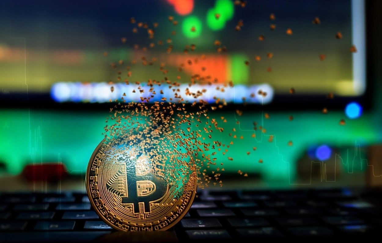 Acțiunile MicroStrategy, o companie americană de cloud cu mari dețineri de Bitcoin, se prăbușesc cu 23%. Piața crypto scade sub pragul de 1.000 mld. dolari