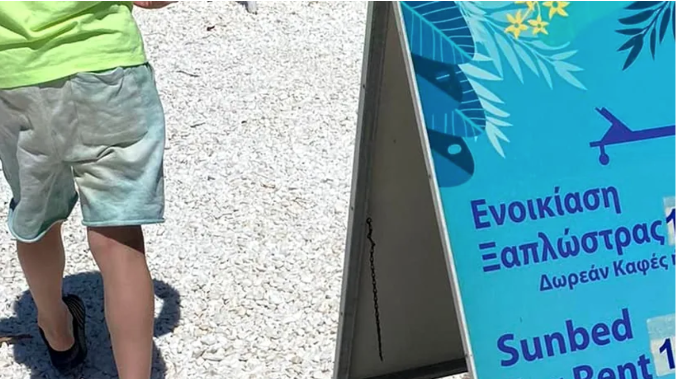 Să vezi și să nu crezi! Câți euro costă un șezlong pe o plajă din Thassos. Un turist român a făcut poza