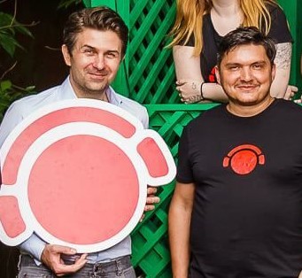 Schismă la Voxa, “Netflixul” local al cărților audio: În plină creștere, start-up-ul și-a schimbat CEO-ul, pe Cătălin Meșter, unul dintre cofondatori. Noul CEO este Dan Vidrașcu, șeful editurii Litera, acționar majoritar al start-up-ului. Fostul CEO, absent din discuțiile cu investitorii pentru o nouă rundă pe SeedBlink