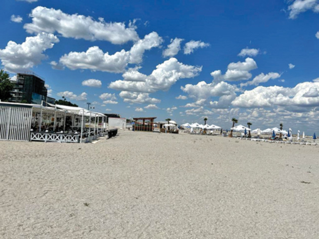 ANALIZĂ ZF. Plaje și terase goale în stațiunea Mamaia în timpul săptămânii: „Românii au dat Mamaia pe Dubai, Antalya și alte destinații externe acum că s-au ridicat restricțiile“