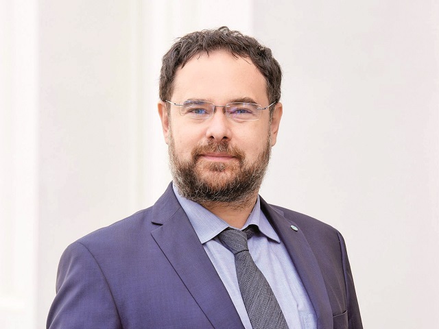 Încă un paradox românesc: România este în clubul țărilor cu venituri mari, dar oamenii din rural își iau concediu medical de la job ca să mai câștige un ban în plus la cules de porumb