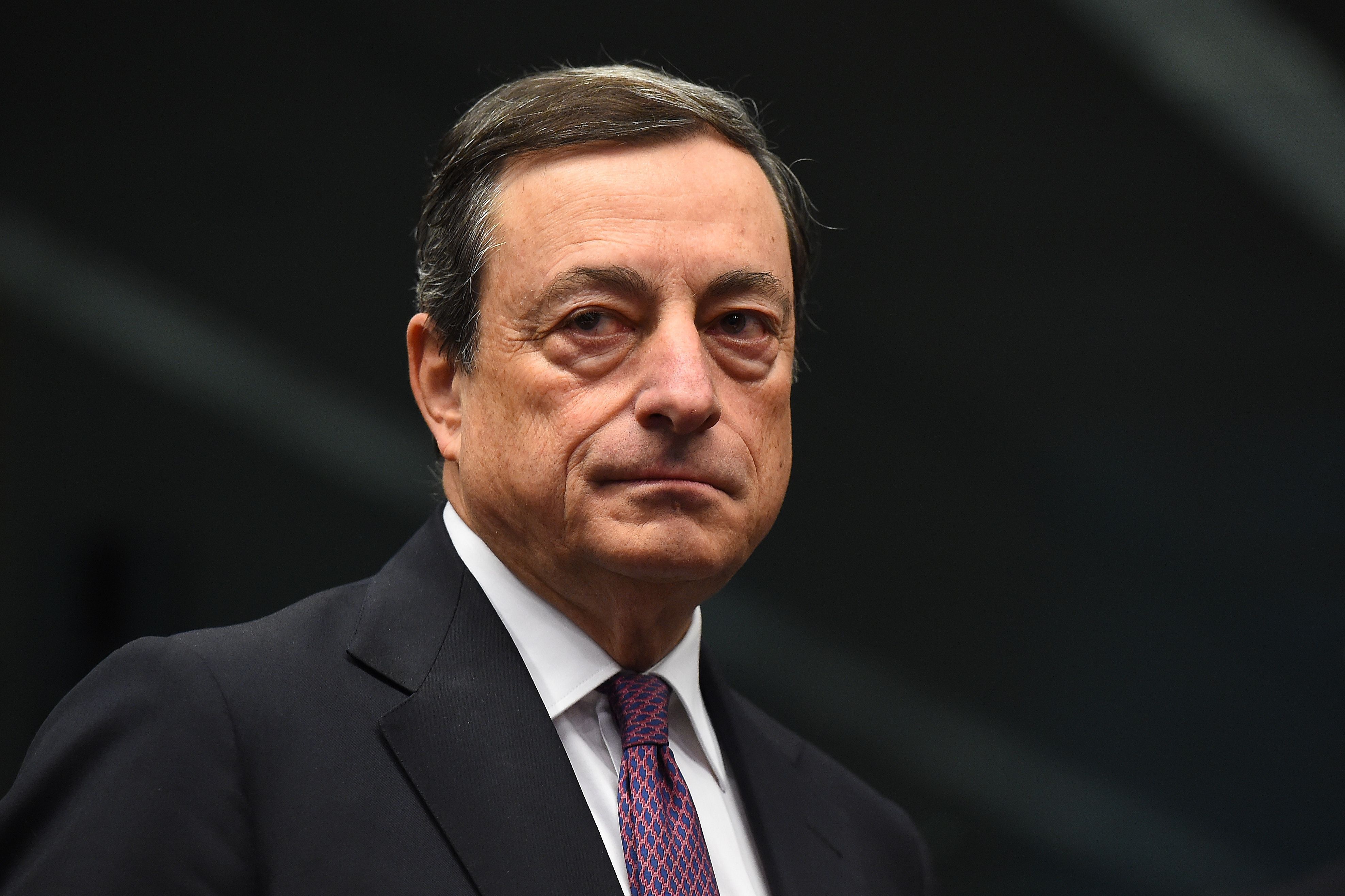 Italia redevine țintă pentru piețele financiare. Investitorilor le este teamă că italienii nu pot să facă față creșterilor de dobândă. Guvernul de la Roma este la un pas să cadă