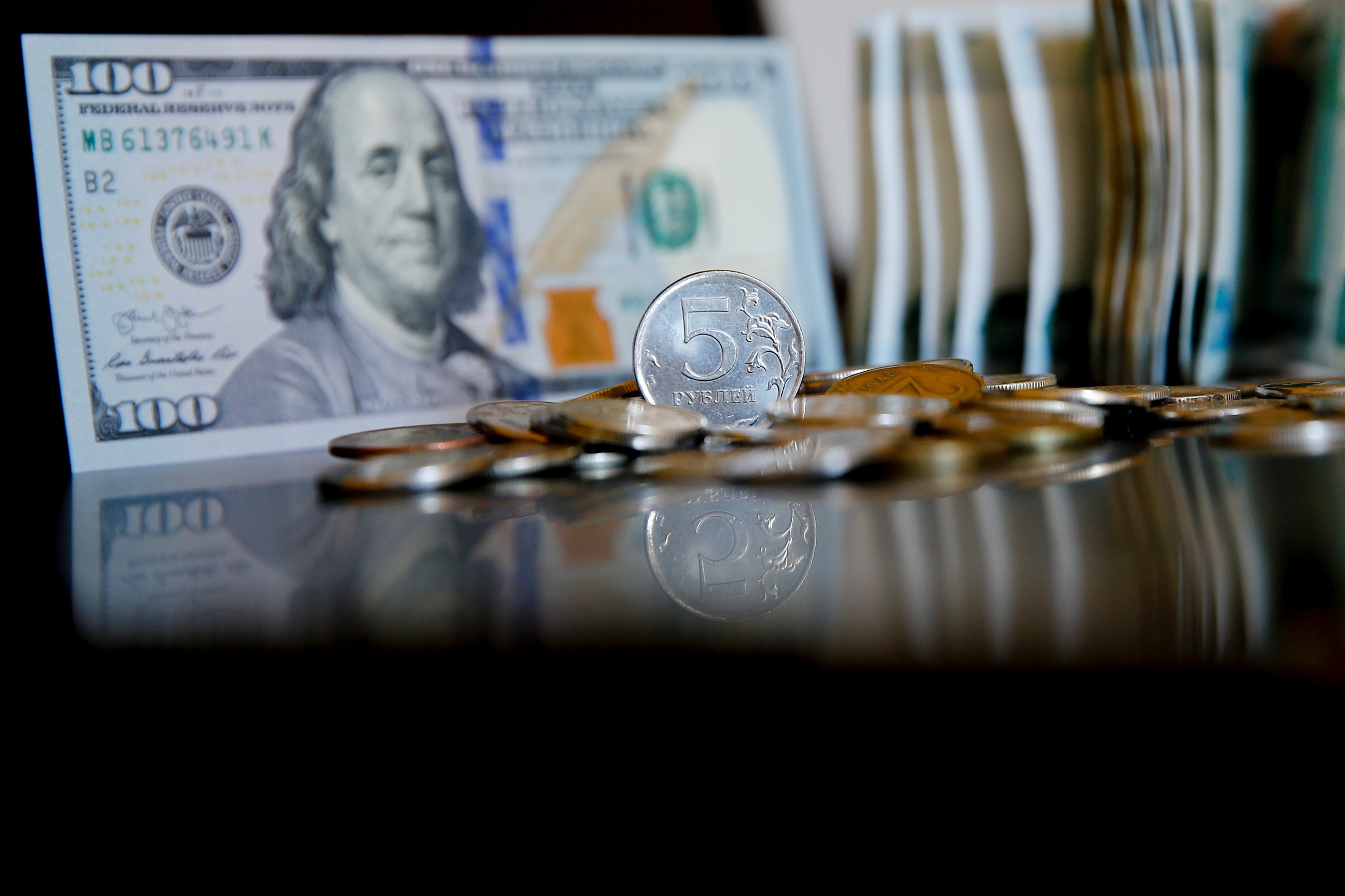 Ce înseamnă întârirea dolarului pentru economia globală