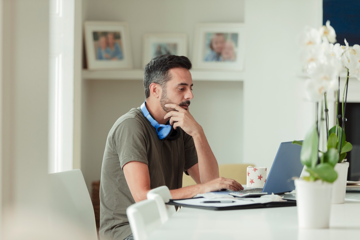 Studiu: Românii care se întorc la birou vor să beneficieze de program flexibil și zone de recreere. 9 din 10 angajați preferă telemunca sau un model hibrid, dar 60% nu au condiții optime de lucru acasă