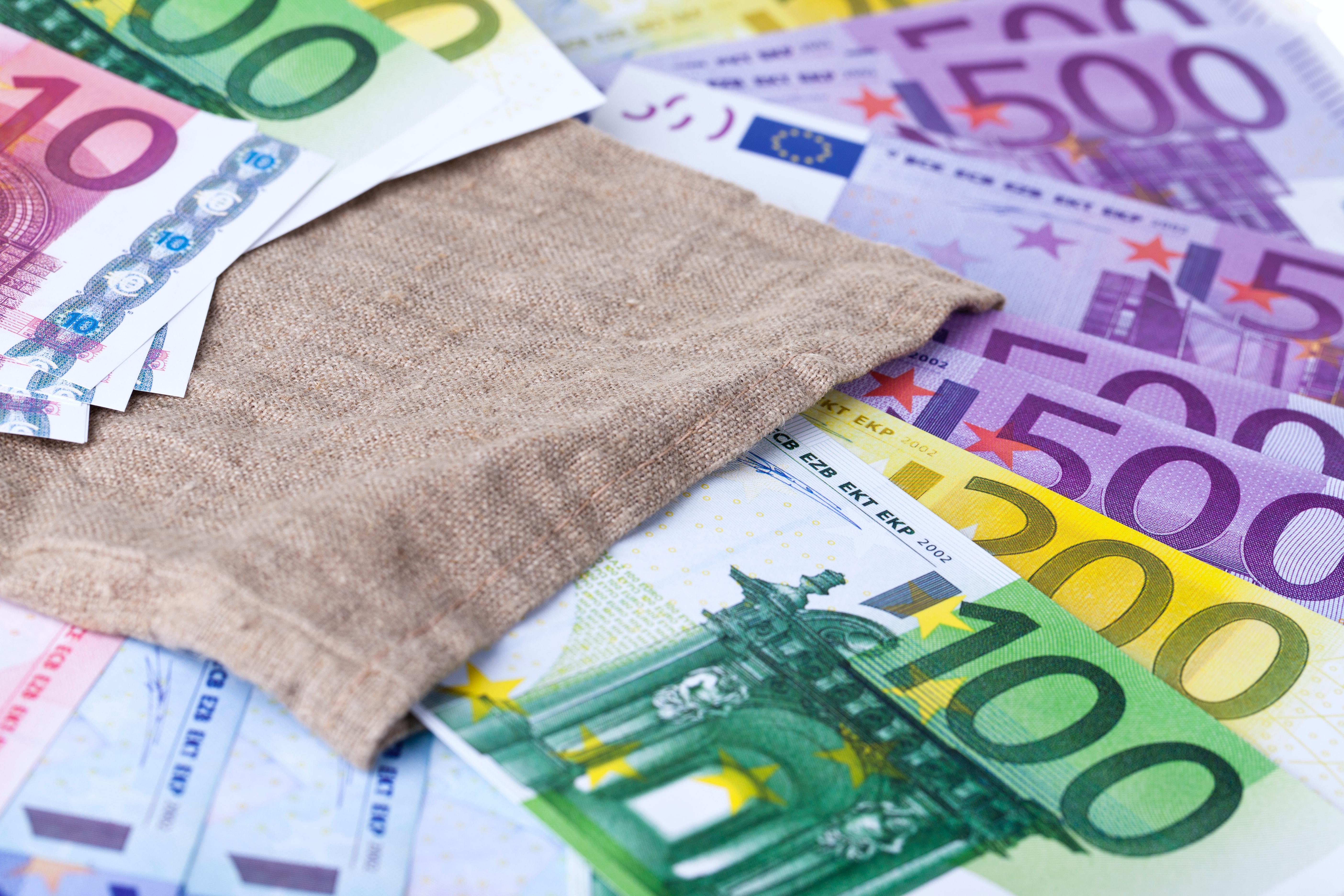 Euro scade la minimul ultimilor 20 de ani și se apropie de paritate cu dolarul