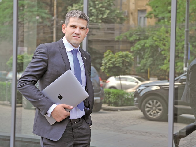 Saga part-time continuă: cine trebuie să preia costurile asociate cu salariul minim în cazul unui angajat care are 3 contracte part-time de câte 2 ore?