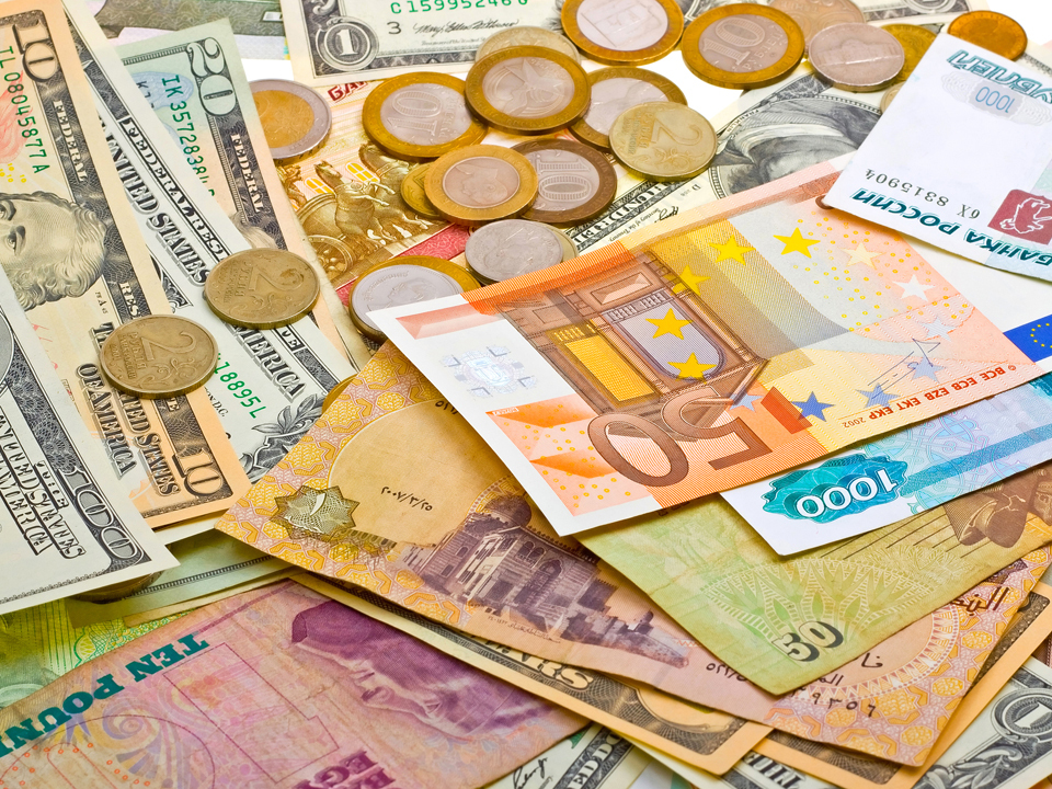 Cursul valutar continuă să scadă. BNR afișează în prima ședință a săptămânii un curs de 4,88 lei/euro, a doua zi consecutivă sub 4,9%