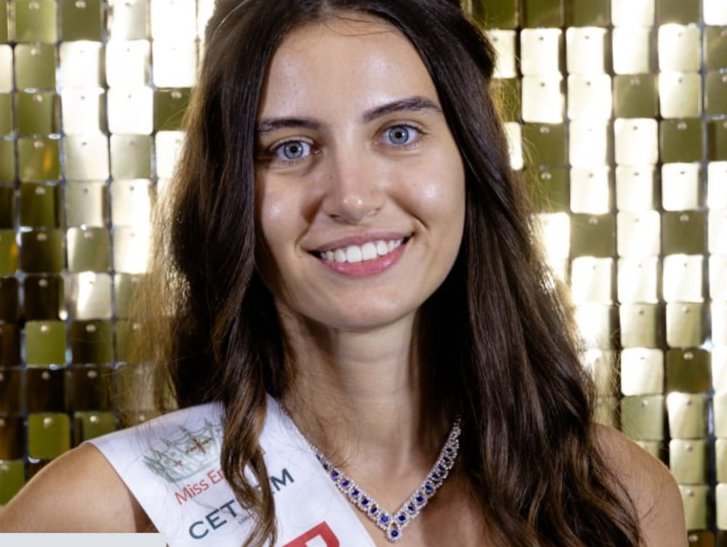 Finalista Miss Anglia devine prima din istorie care concurează fără machiaj