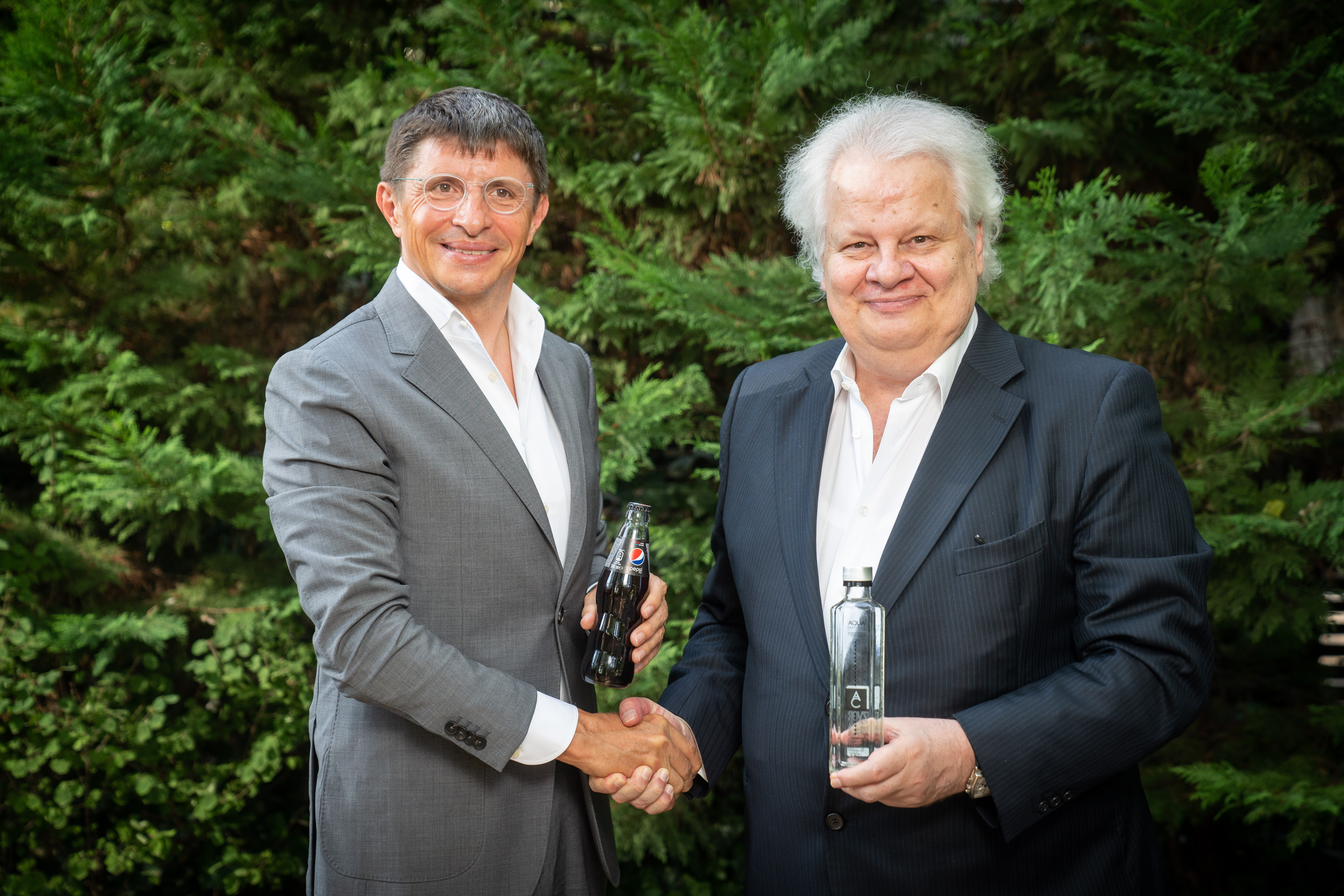 Tranzacția anului pentru un brand românesc: Jean Valvis semnează cu gigantul Pepsi pentru un pachet minoritar din Aqua Carpatica și este gata de expansiunea globală