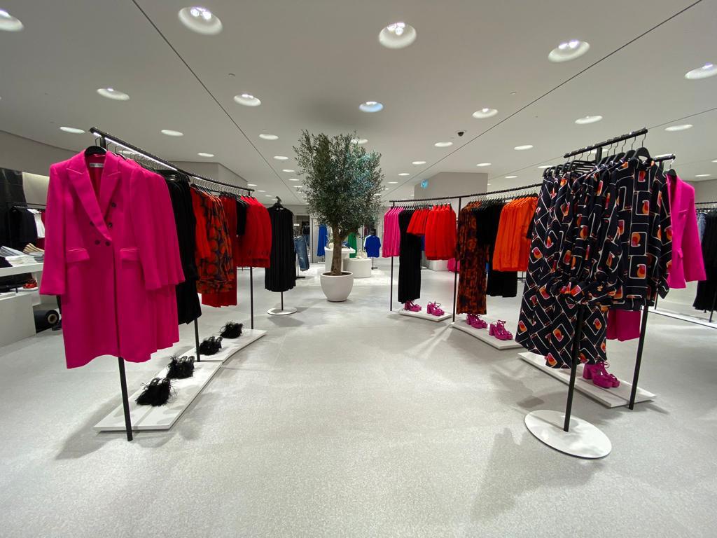 Cum arată magazinul Zara din Băneasa Shopping City, redeschis după trei luni de renovări: o treime din casele de marcat sunt self checkout, iar cabinele de probă pot fi rezervate online. GALERIE FOTO