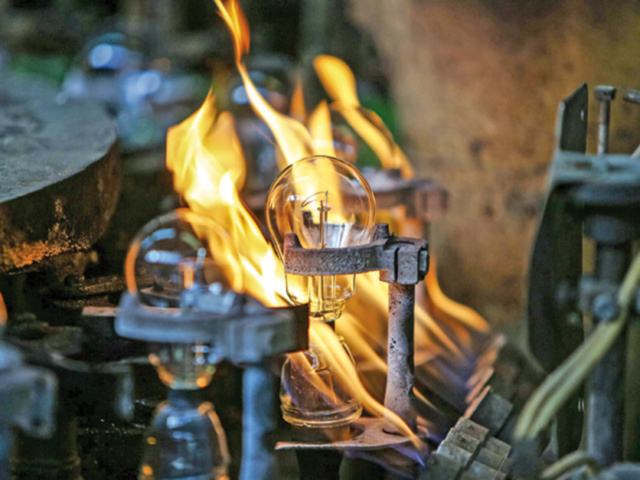 Criza energetică a declanșat selecția naturală în industria europeană: cine nu se adaptează la prețurile mari și la consumul mai mic de energie, își scoate utilajele din priză și așteaptă ori mila statului, ori vremuri mai bune, ori falimentul