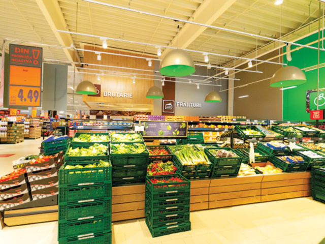 Marii angajatori care preferă ca în contractele de muncă să fie alte firme, „partenere“. Retailerul Profi susține că el este - și nu Kaufland - cel mai mare angajator din economie, pentru că are  27.000 de angajați. Doar că 11.000 de angajați ai Profi sunt externalizați