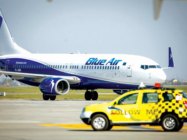 Blue Air nu reia zborurile de mâine din lipsă de bani, dar înaintează un nou termen - 10 octombrie, însă fiecare zi în care zborurile stau la sol înseamnă noi cheltuieli. De unde scoate Blue Air bani?