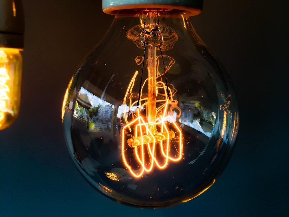 „În loc să facă ordine și să soluționeze probleme, noua OUG creează haos și lovește în toți operatorii pieței de energie, periclitând securitatea aprovizionării cu energie a consumatorilor”, afirmă președintele AFEER, Laurențiu Urluescu