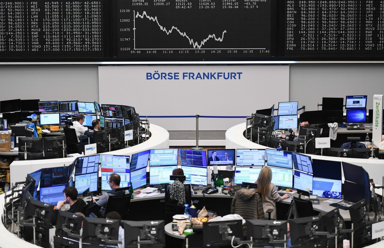 Investitorii nu știu ce să înțeleagă din discursul alarmist al lui Putin, mai ales că astăzi are loc ședința Fed de peste ocean: Indicele FTSE 100 din Londra crește cu 0,6%, în timp ce DAX 30 din Frankfurt scade cu 0,2%. La BVB, indicele BET are minus 1,1%