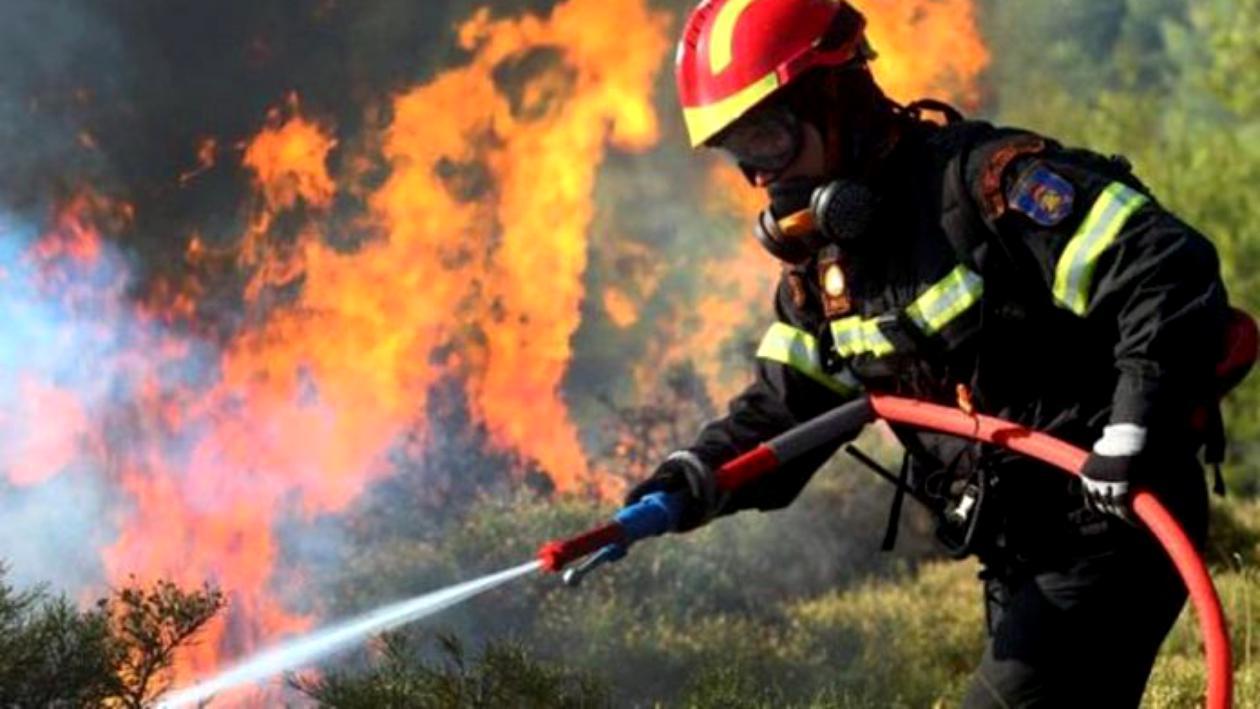 Incendiu puternic pe Calea Victoriei. Pompierii acționează de la înălțime