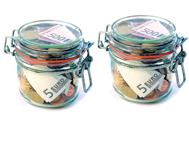 Din cauza inflației, românii își mănâncă din economiile bancare