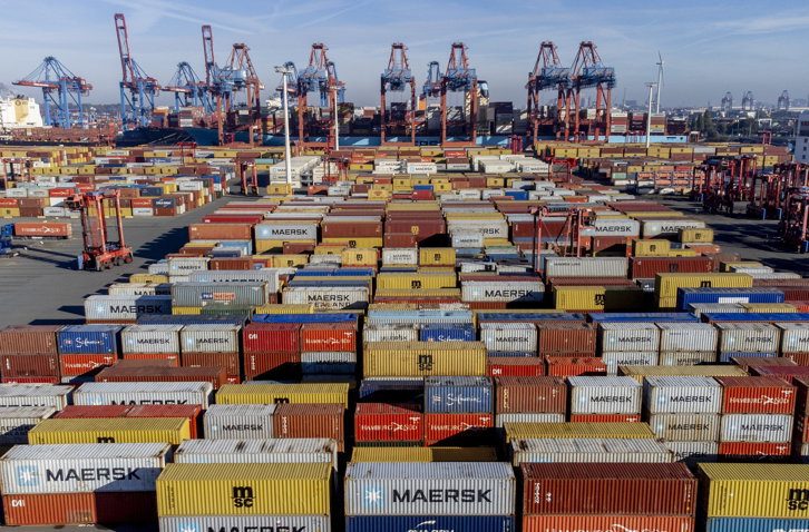 Chinezii pun mâna pe o parte din cel mai mare port german